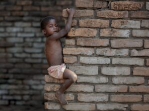 On the Dilapidated Wall